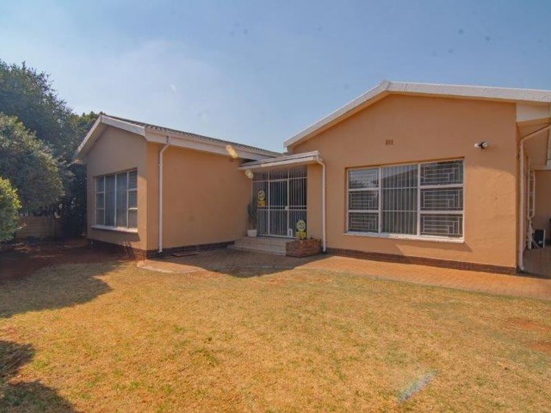 Stunning Family Home in Dalview with Seperate Flat - Photo 3