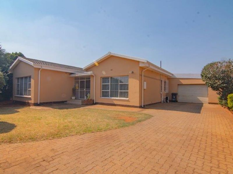 Stunning Family Home in Dalview with Seperate Flat - Photo 2