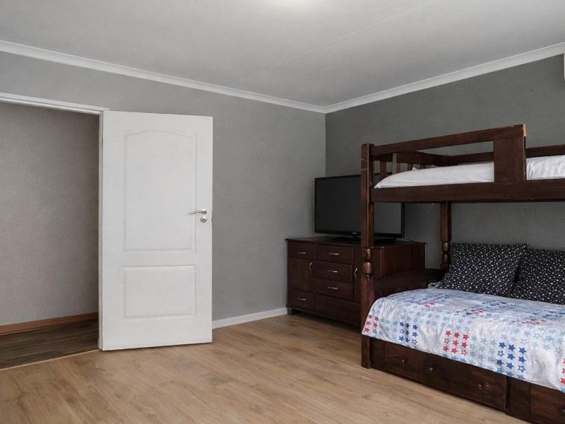 4 Bedroom Home for sale in Heuwelsig - Photo 2