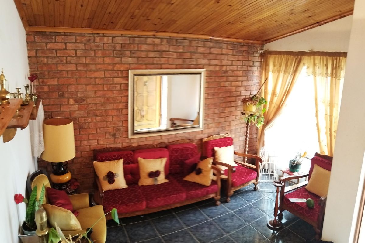 3 Bedroom Family Home for Sale in Valleisig, Uitenhage! - Photo 2