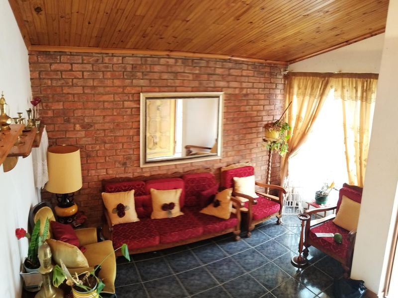 3 Bedroom Family Home for Sale in Valleisig, Uitenhage! - Photo 2