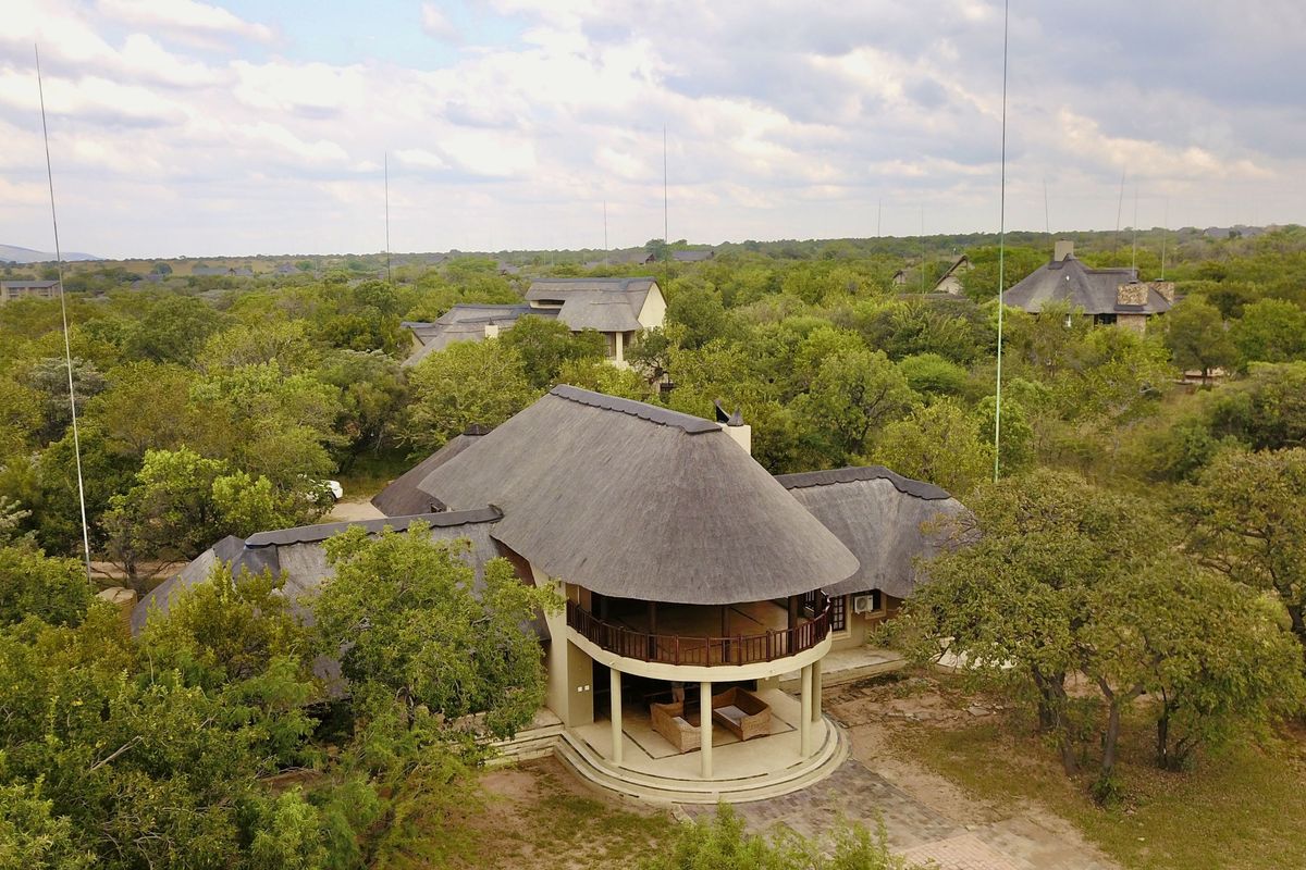 Stylish Family Retreat on the 16th Fairway at Zebula Golf Estate & Spa - Photo 2