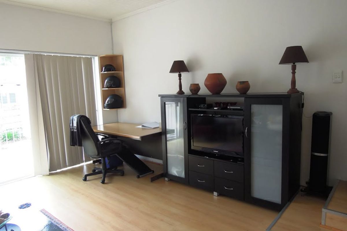 Fully Furnished 1-Bedroom Apartment – Load-Shedding Free Living - Photo 2