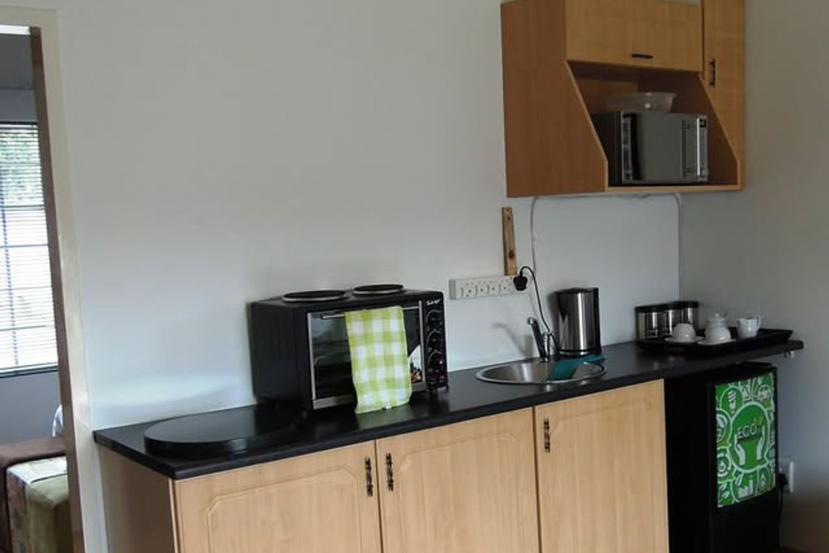 Fully Furnished 1-Bedroom Apartment – Load-Shedding Free Living - Photo 3