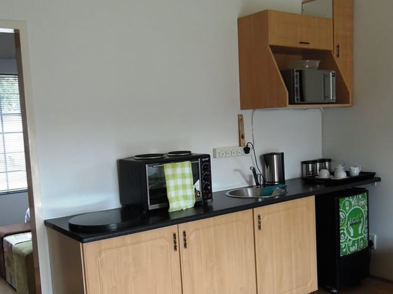 Fully Furnished 1-Bedroom Apartment – Load-Shedding Free Living - Photo 3