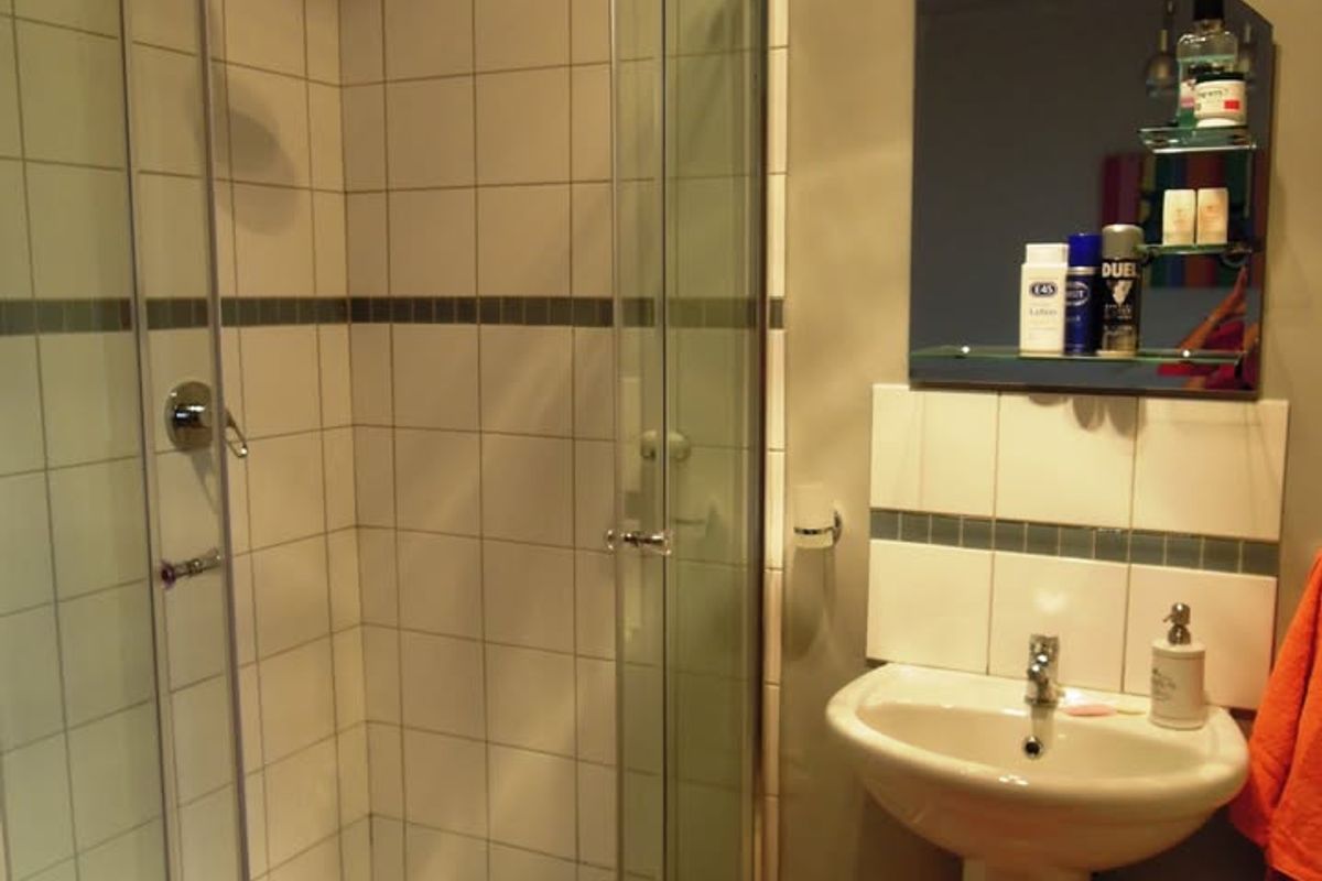 Fully Furnished 1-Bedroom Apartment – Load-Shedding Free Living - Photo 5