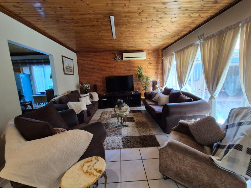 !INVESTOR'S DREAM or PERFECT FAMILY HOME! - Photo 8