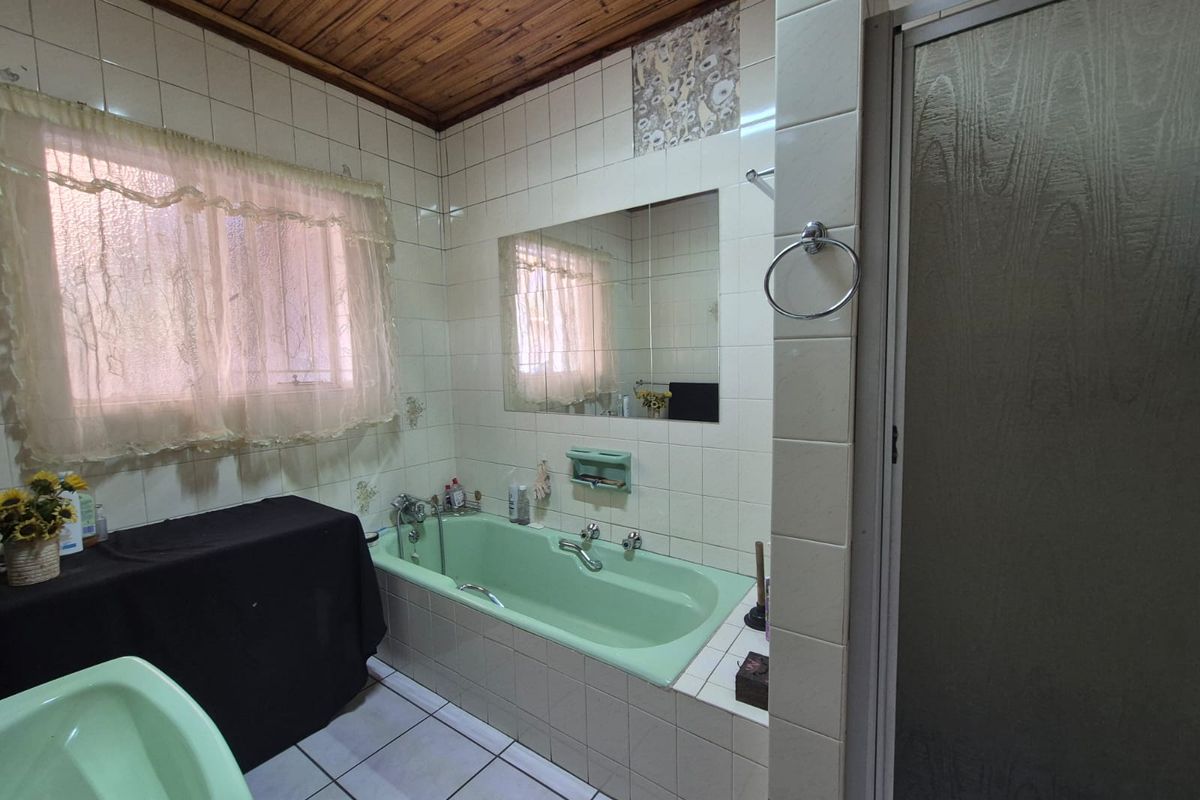 !INVESTOR'S DREAM or PERFECT FAMILY HOME! - Photo 3