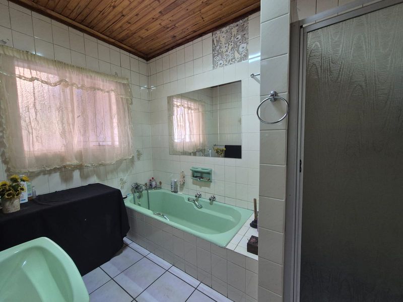 !INVESTOR'S DREAM or PERFECT FAMILY HOME! - Photo 3