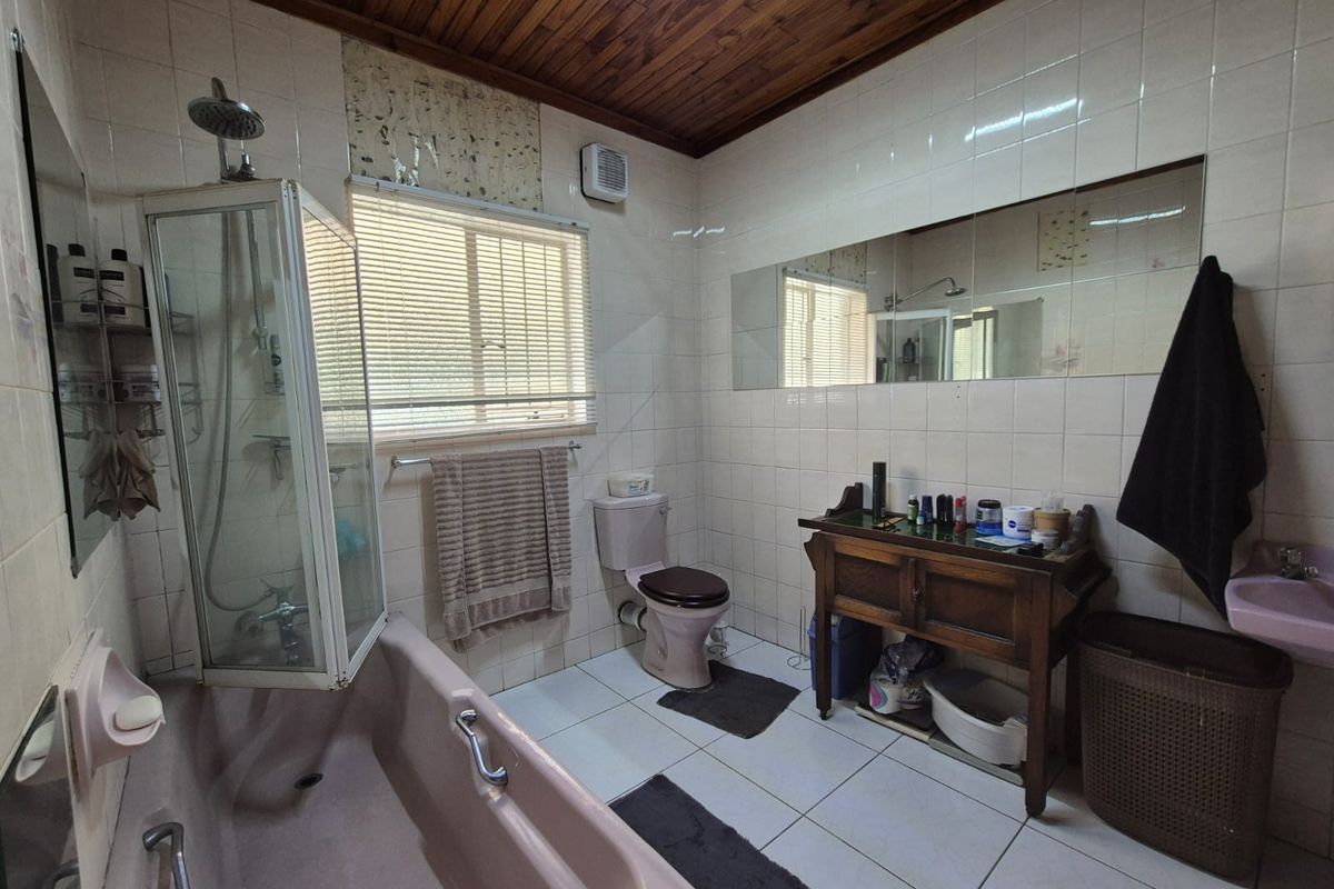!INVESTOR'S DREAM or PERFECT FAMILY HOME! - Photo 2