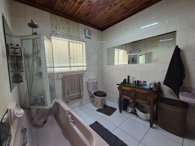 !INVESTOR'S DREAM or PERFECT FAMILY HOME! - Photo 2