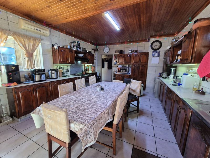 !INVESTOR'S DREAM or PERFECT FAMILY HOME! - Photo 7