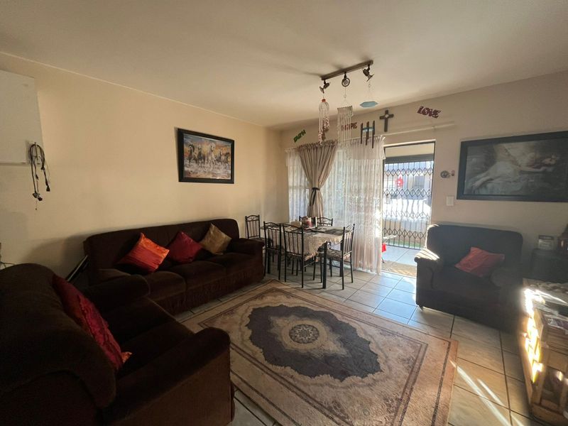 Stunning 2 Bedroom Apartment for Sale - Photo 5