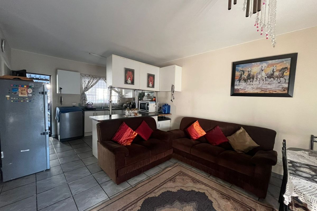 Stunning 2 Bedroom Apartment for Sale - Photo 2