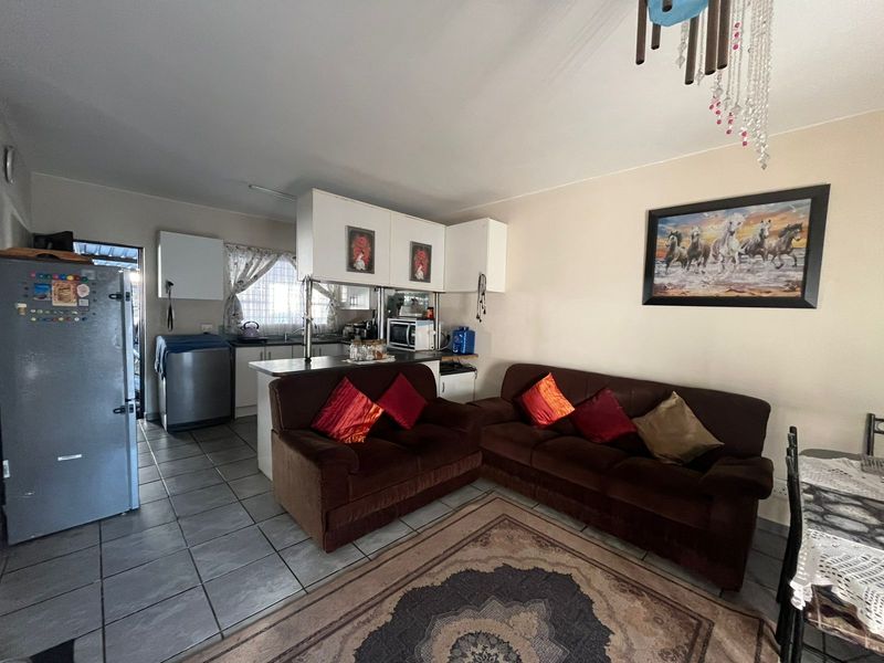 Stunning 2 Bedroom Apartment for Sale - Photo 2