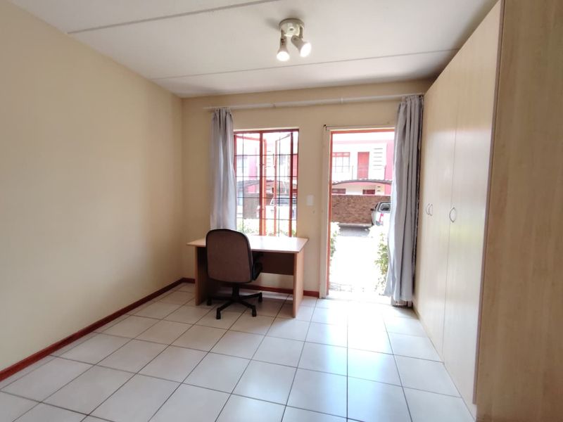 1 Bedroom 1 Bathroom Flat FOR SALE! - Photo 2