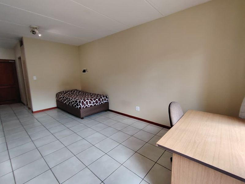 1 Bedroom 1 Bathroom Flat FOR SALE! - Photo 5