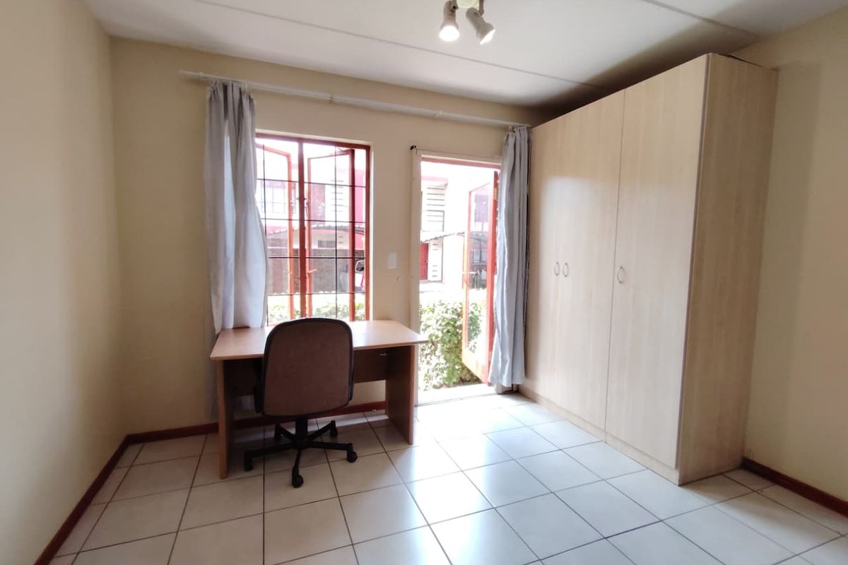 1 Bedroom 1 Bathroom Flat FOR SALE! - Photo 3