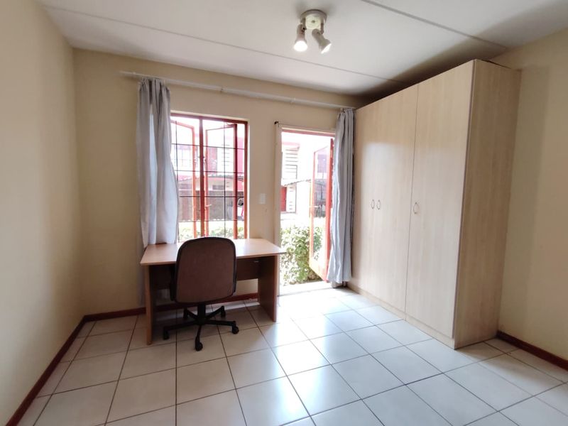 1 Bedroom 1 Bathroom Flat FOR SALE! - Photo 3