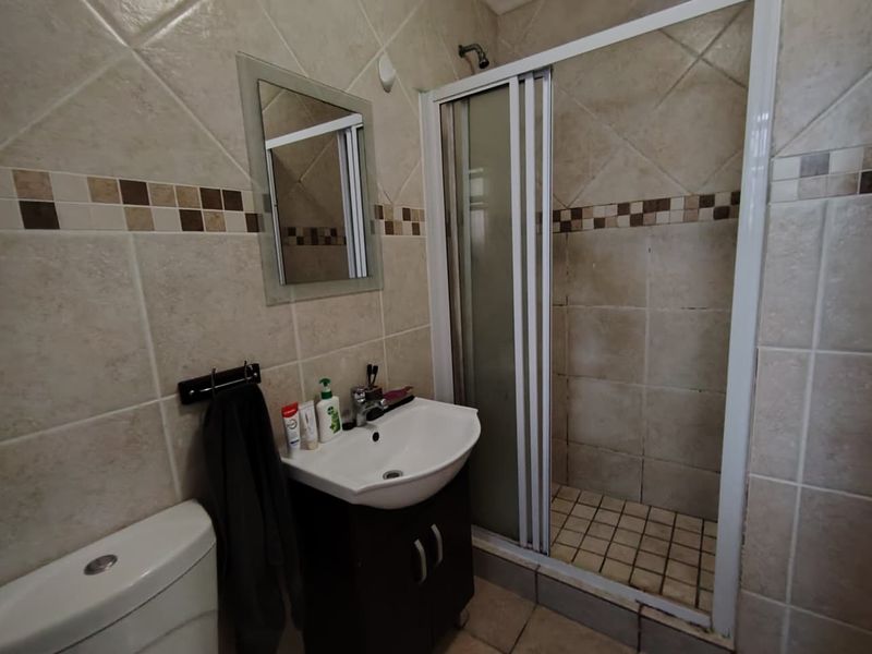 1 Bedroom 1 Bathroom Flat FOR SALE! - Photo 10