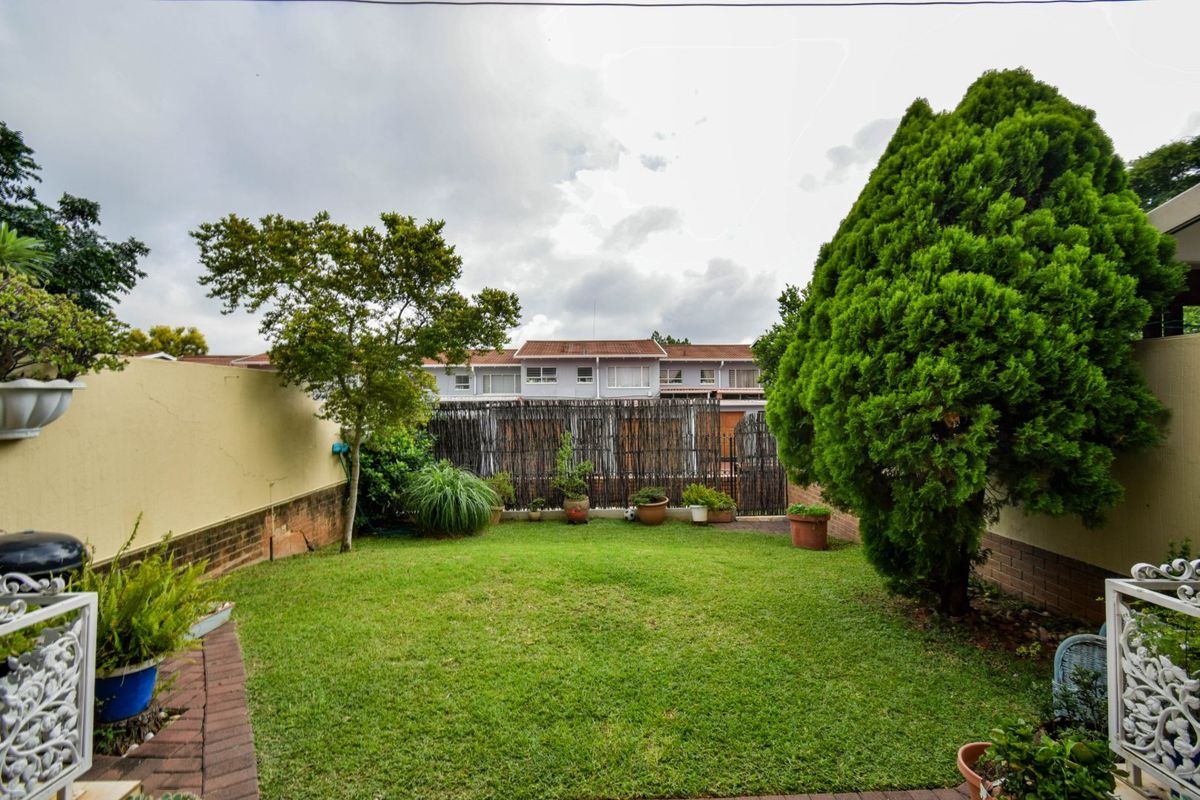 Family home in secure complex! - Photo 2