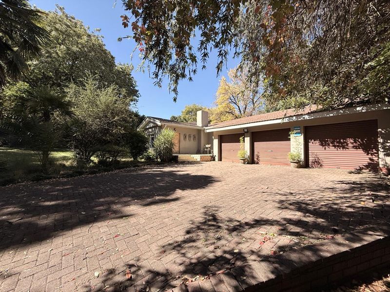 Spacious 4 Bedroom located at Best part of Aviary Hill - Photo 1