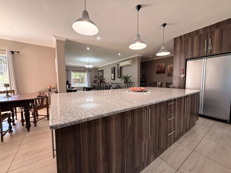 Spacious 4 Bedroom located at Best part of Aviary Hill - Photo 3