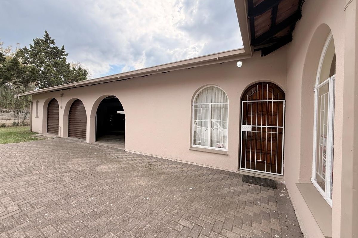 3 Bedroom 3 Garage Garden House to Rent - Photo 2