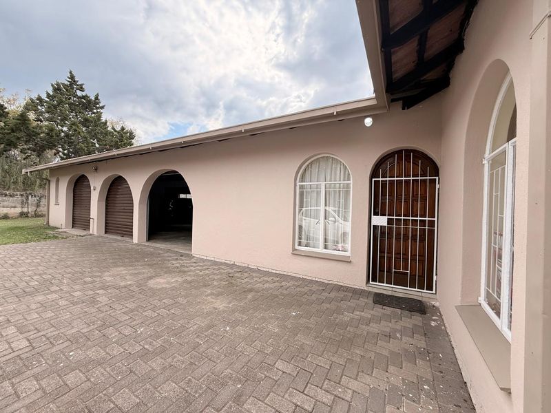 3 Bedroom 3 Garage Garden House to Rent - Photo 2