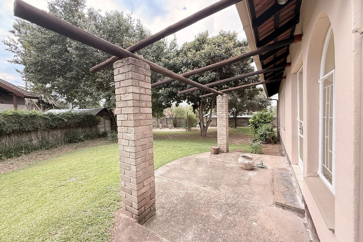 3 Bedroom 3 Garage Garden House to Rent - Photo 3