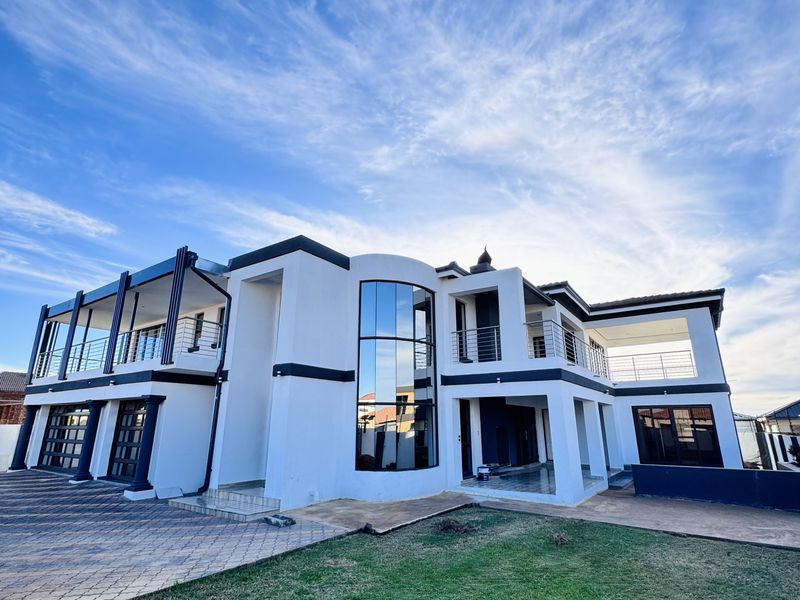 Luxury Family Home with Exceptional Entertainment Spaces in Aerorand - Photo 1