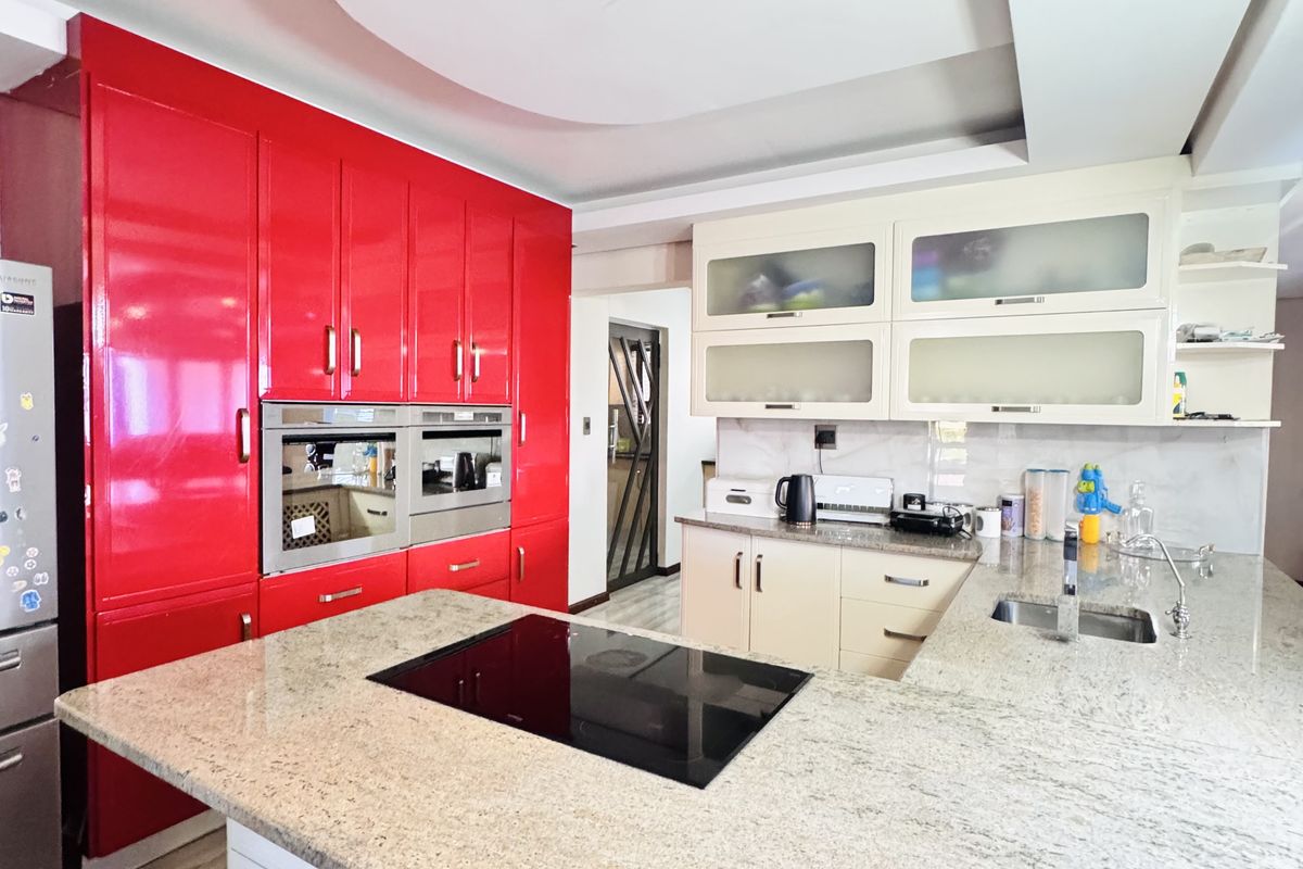Luxury Family Home with Exceptional Entertainment Spaces in Aerorand - Photo 3