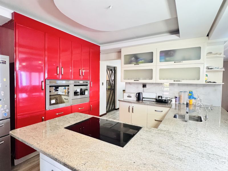 Luxury Family Home with Exceptional Entertainment Spaces in Aerorand - Photo 3