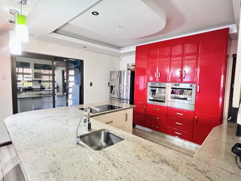 Luxury Family Home with Exceptional Entertainment Spaces in Aerorand - Photo 5