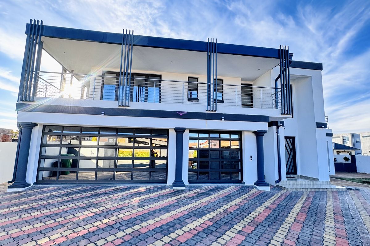 Luxury Family Home with Exceptional Entertainment Spaces in Aerorand - Photo 2