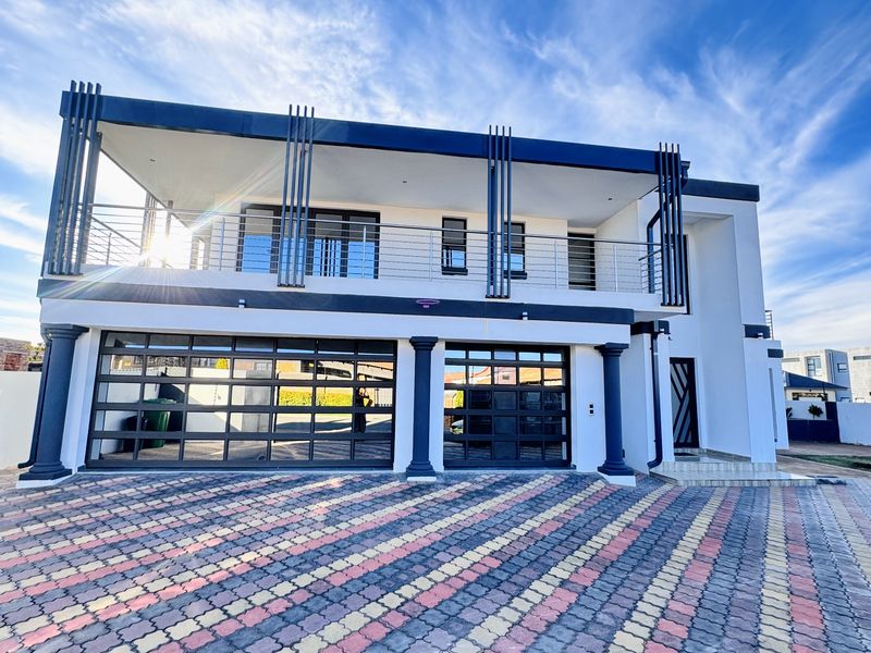 Luxury Family Home with Exceptional Entertainment Spaces in Aerorand - Photo 2