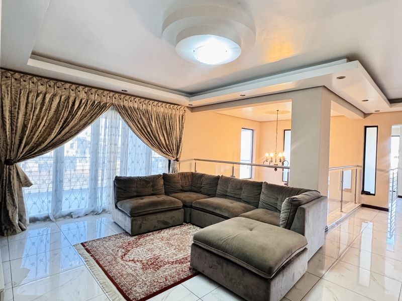 Luxury Family Home with Exceptional Entertainment Spaces in Aerorand - Photo 8