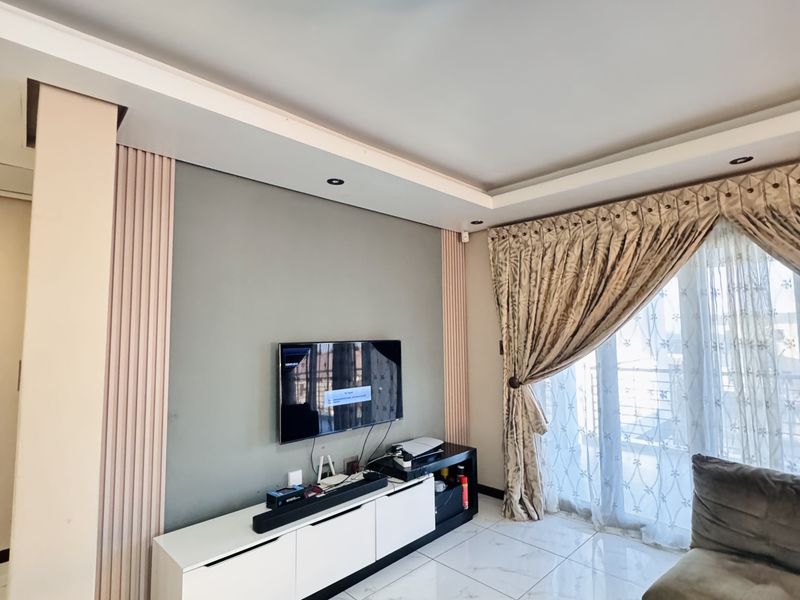 Luxury Family Home with Exceptional Entertainment Spaces in Aerorand - Photo 9
