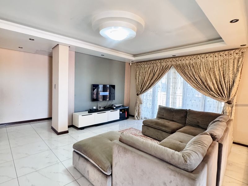 Luxury Family Home with Exceptional Entertainment Spaces in Aerorand - Photo 7