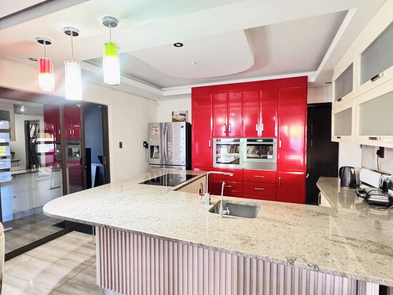 Luxury Family Home with Exceptional Entertainment Spaces in Aerorand - Photo 6