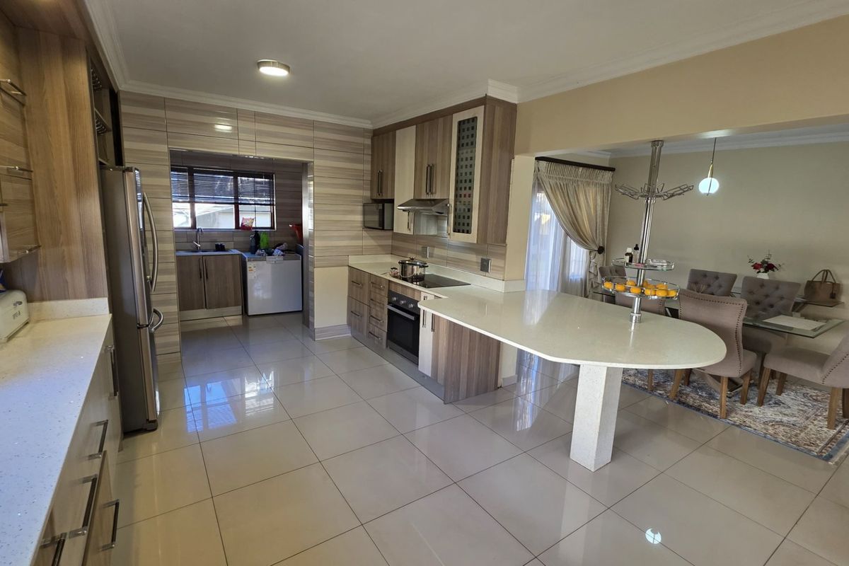 4 Bedroom FOR SALE in secure Estate! - Photo 4