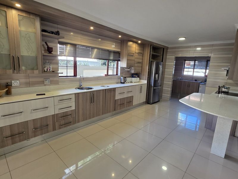 4 Bedroom FOR SALE in secure Estate! - Photo 3