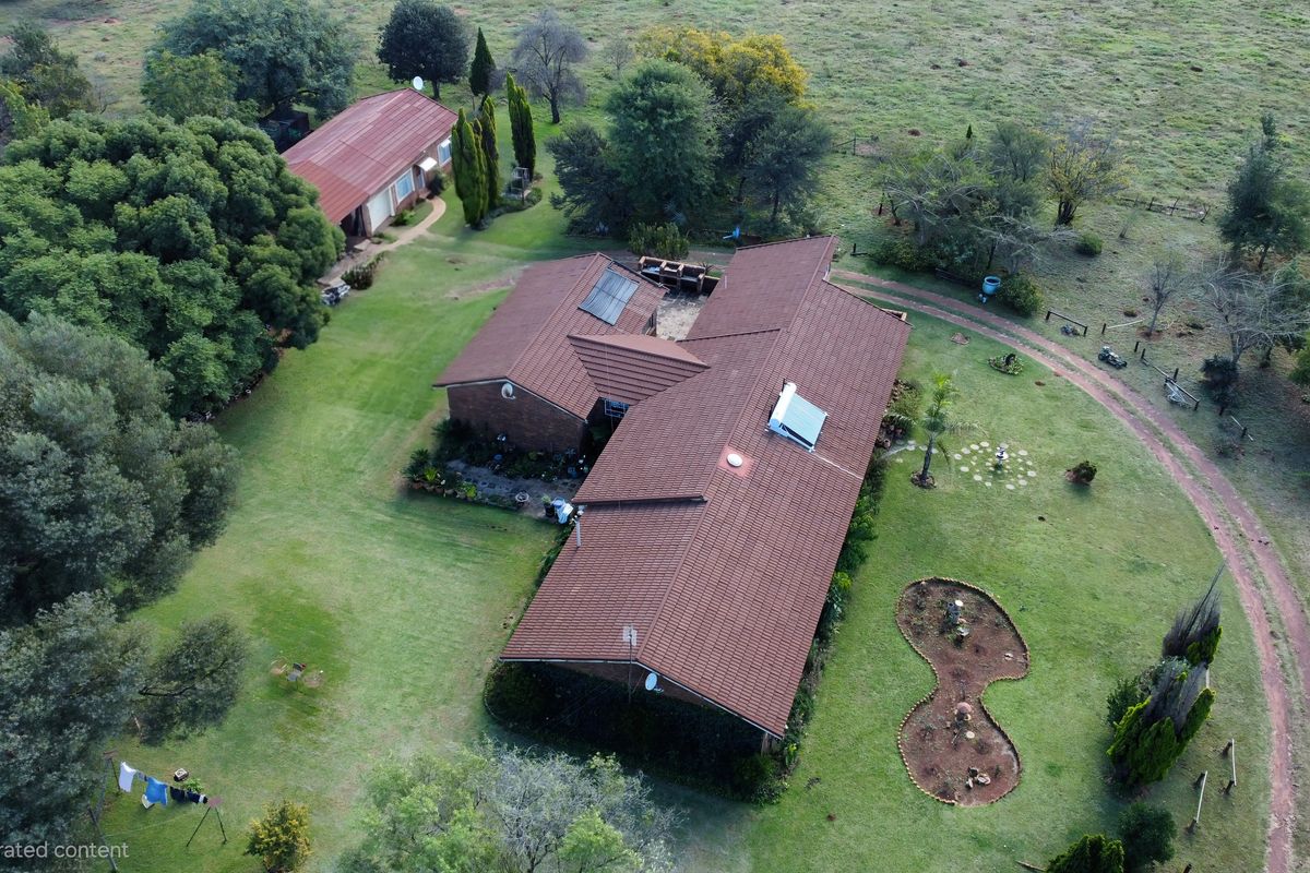 Exceptional 2-Hectare Smallholding with Multiple Dwellings and Scenic Views - Photo 5