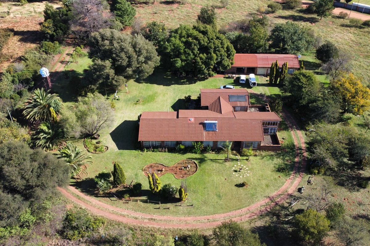 Exceptional 2-Hectare Smallholding with Multiple Dwellings and Scenic Views - Photo 2
