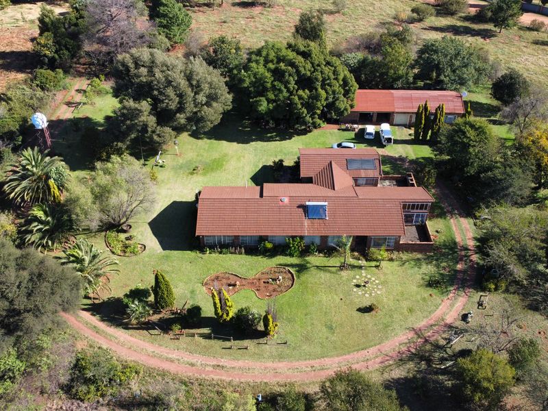 Exceptional 2-Hectare Smallholding with Multiple Dwellings and Scenic Views - Photo 2