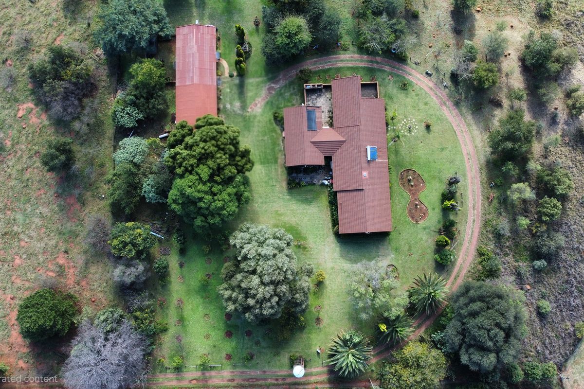 Exceptional 2-Hectare Smallholding with Multiple Dwellings and Scenic Views - Photo 4