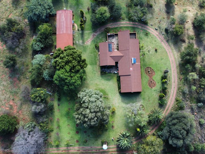Exceptional 2-Hectare Smallholding with Multiple Dwellings and Scenic Views - Photo 4