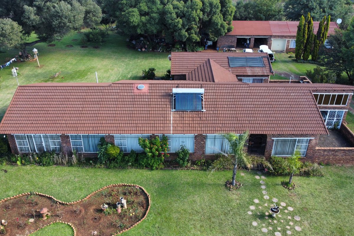 Exceptional 2-Hectare Smallholding with Multiple Dwellings and Scenic Views - Photo 3