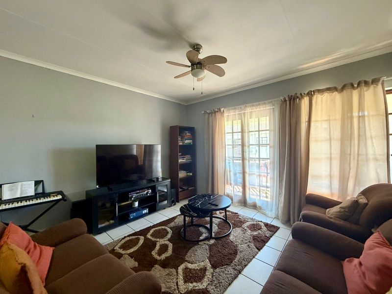 Charming 2-Bedroom Apartment in Secure Complex – Central Village, Arboretum - Photo 8
