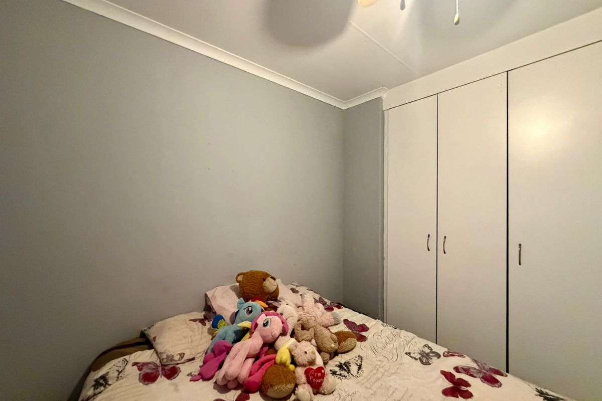 Charming 2-Bedroom Apartment in Secure Complex – Central Village, Arboretum - Photo 3